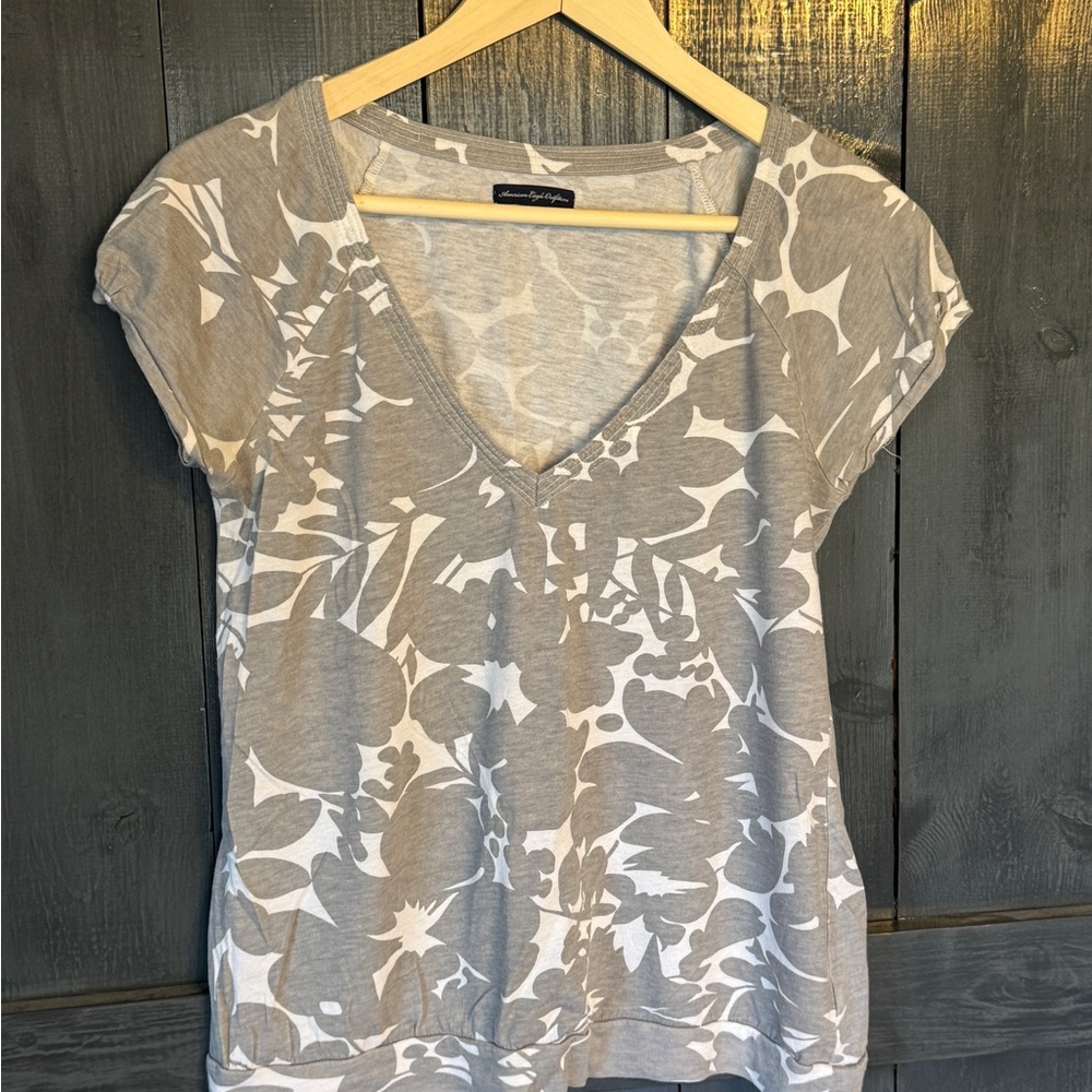 American Eagle Outfitters Gray Short Sleeve Tee